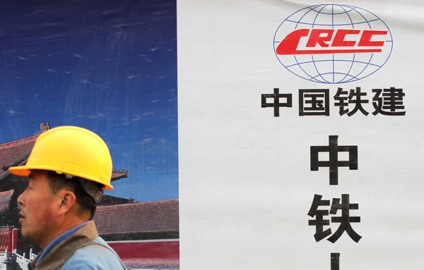 Ein Chinesischer Arbeiter Geht Einem Schild Der Crcc China Railway — Stockfoto