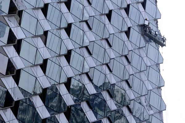 2013年8月27日 中国工人在湖北省武汉市正在建设的七星级酒店万达大酒店的外墙安装玻璃 — 图库照片