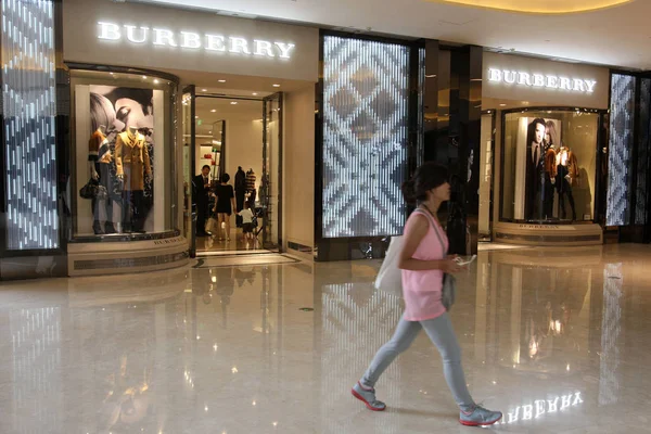 Kund Går Förbi Butik Burberry Ett Köpcentrum Shanghai Kina Juli — Stockfoto