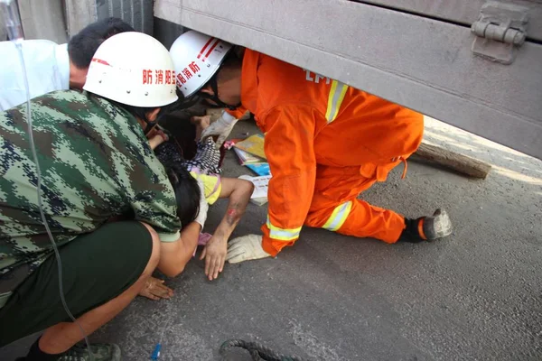 救助隊は Qugou 安陽県 安養市 中央中国河南省 2013 日にトラックに押しつぶさ 歳少女を抜く — ストック写真