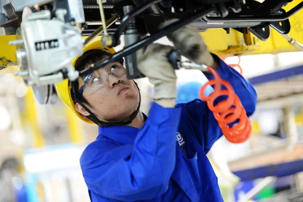 Trabalhador Chinês Monta Carro Uma Linha Montagem Uma Fábrica Saic — Fotografia de Stock