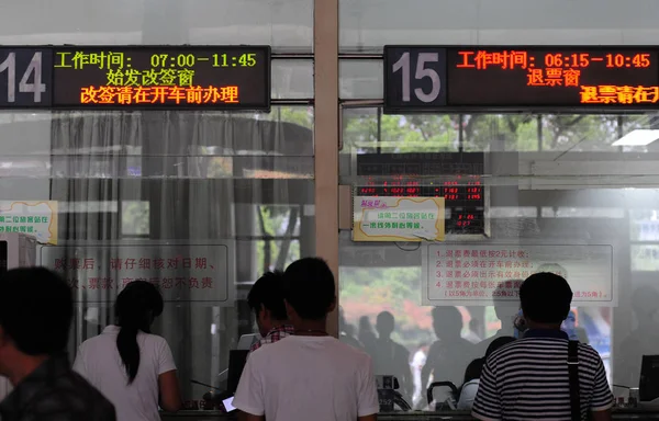 Los Pasajeros Hacen Cola Para Cambiar Devolver Sus Billetes Tren — Foto de Stock