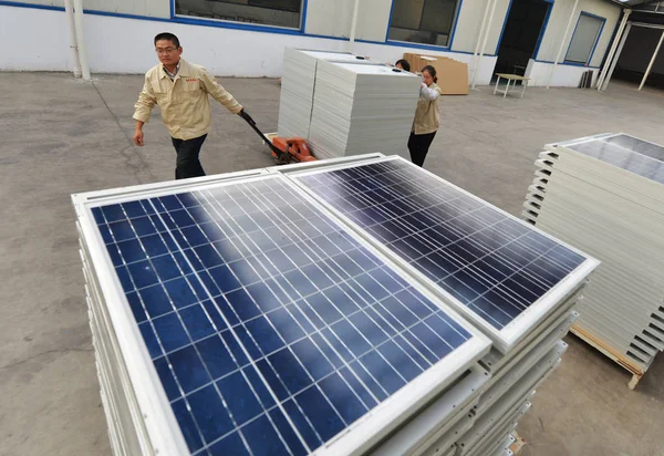 Los Trabajadores Chinos Cargan Paneles Solares Fábrica Shandong Hilight Solar — Foto de Stock