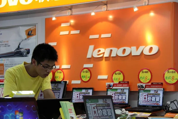 Klient Próbuje Laptopa Sklepie Lenovo Nantong Wschodnia Prowincja Chinas Jiangsu — Zdjęcie stockowe