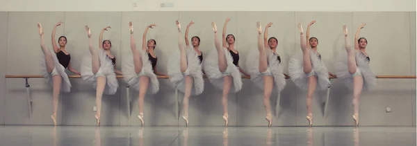 2013年4月24日 北京舞蹈学院芭蕾舞系的中国毕业生在学院为毕业照片拍照 — 图库照片