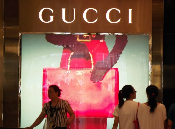 Los Clientes Entran Una Tienda Marca Lujo Gucci Shanghai China — Foto de Stock