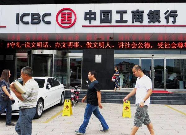 Voetgangers Lopen Langs Een Tak Van Icbc Industriële Commerciële Bank — Stockfoto