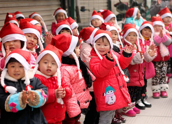 Young Kids Wearing Santa Hats Celebrate Christmas Kindergarten Lishui City — 스톡 사진