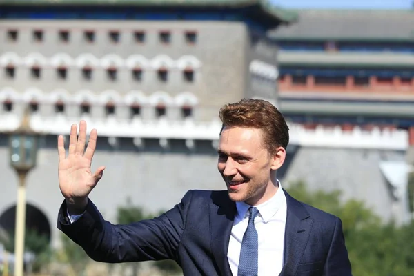 Engelsk Skådespelare Tom Hiddleston Vågor Ett Fototillfälle Att Främja Hans — Stockfoto