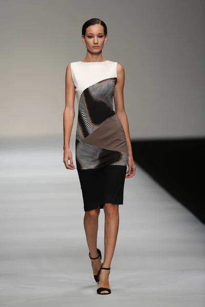 Modelo Exibe Uma Nova Criação Designer Moda Checa Hana Havelkova — Fotografia de Stock