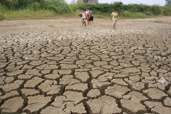 Young Boys Walk Dried Pond Drought Qiaotouhe Town Lianyuan Loudi — 스톡 사진