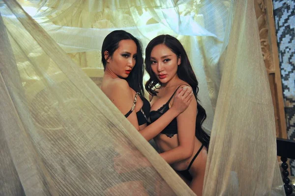 Dois Modelos Chineses Vestidos Lingerie Sexy Posar Para Fotos Durante — Fotografia de Stock