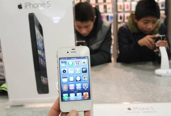 Cliente Prueba Teléfono Inteligente Iphone Apple Store Xuchang Provincia Central —  Fotos de Stock