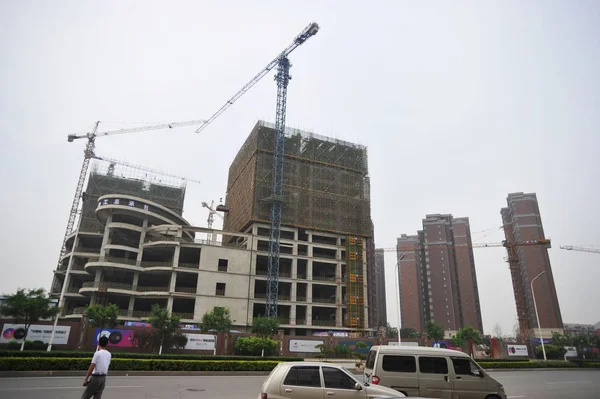 2013年5月17日 天津市の住宅マンション建設現場を通り過ぎる市民 — ストック写真