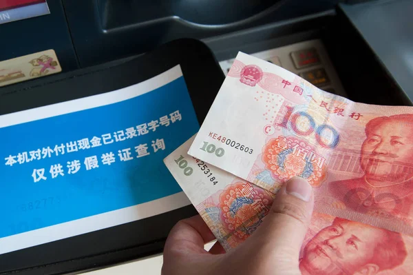 Cidadão Chinês Retira Rmb Renminbi Uma Máquina Atm Banco Pequim — Fotografia de Stock