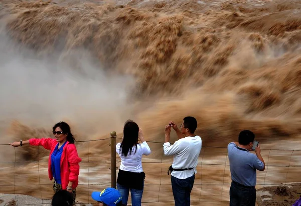 Visitantes Tirar Fotos Hukou Cachoeira Município Norte Província Chinas Shanxi — Fotografia de Stock