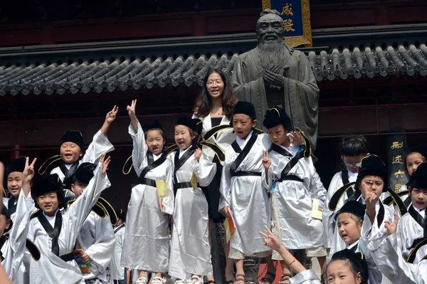 First Grade Pupils Wearing Traditional Chinese Uniforms Pose Statue Confucius — ストック写真