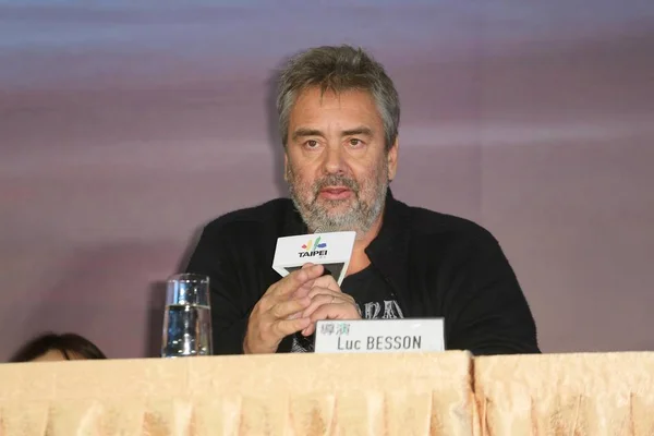 Franska Regissören Luc Besson Talar Press Konferens För Sin Film — Stockfoto