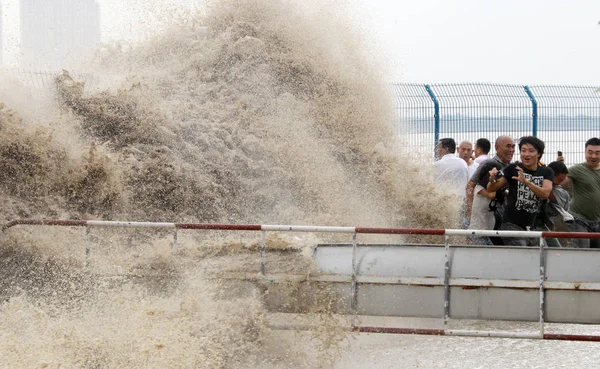 Tourists Look Tidal Waves Hitting Bank Qiantang River Hangzhou Zhejiang — Stock Photo, Image