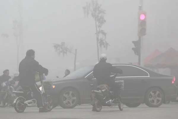 Ciclisti Pedalano Una Strada Nello Smog Pesante Nella Città Shenyang — Foto Stock