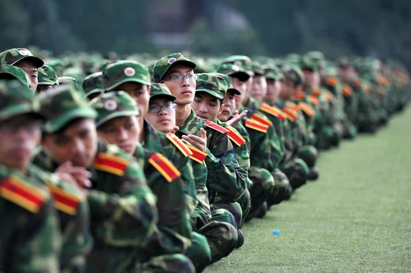 Chińskich Studentów Mundurach Wojskowych Uczestniczyć Ceremonii Otwarcia Nowego Semestru Szkolenie — Zdjęcie stockowe