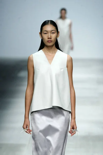 2013年10月17日 在中国上海举行的2014年上海时装周斯普林夏季时装秀上 中国设计师邱浩在时装秀上展示了他的新作品 — 图库照片