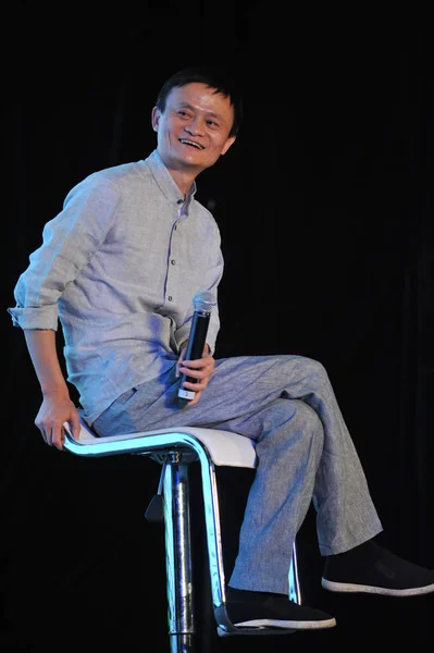 Jack Yun Right Chairman Alibaba Group Smiles Dialogue Annual Summit — Stock Photo, Image