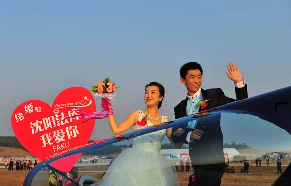 Newlyweds Wave Plane Wedding Ceremony Which Held Closing Day Aopa — Fotografia de Stock
