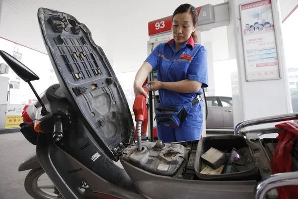 Trabajador Chino Repostará Una Motocicleta Una Gasolinera Huaibei Provincia Chinas — Foto de Stock