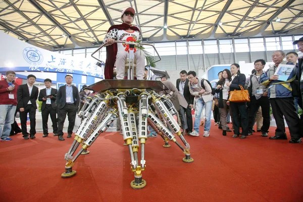 2013년 11월 상하이에서 제15회 박람회에서 여성이 6다리 로봇을 시도하고 — 스톡 사진