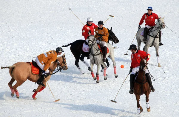 2012年2月4日 天津で開催されたアジア初のスノーポロワールドカップで オレンジ とイングランド レッド の選手が対戦します — ストック写真