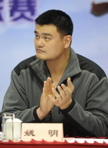 Bývalý Profesionální Basketbalista Yao Ming Vítá Zatímco Sleduje Cba 2013 — Stock fotografie