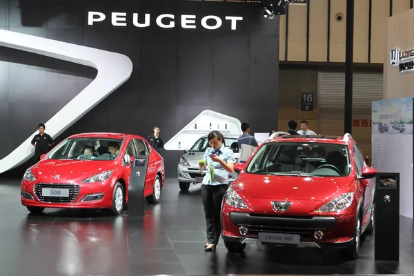 Funcionário Usa Seu Telefone Celular Lado Dongfeng Peugeot Cross 307 — Fotografia de Stock