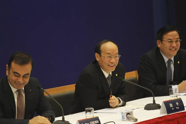 Carlos Ghosn Izquierda Presidente Ceo Renault Ping Centro Presidente Dongfeng —  Fotos de Stock