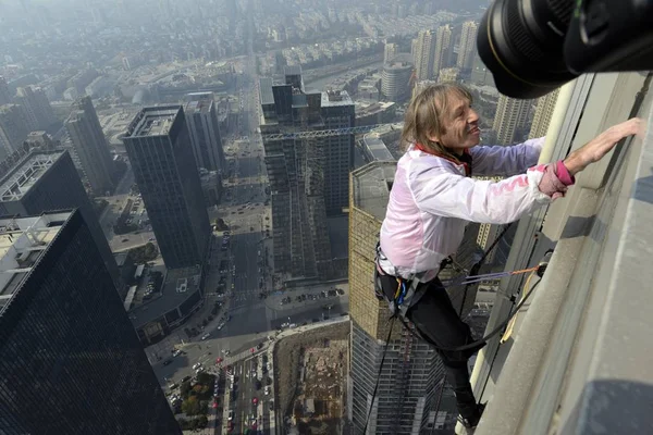 French Spiderman Alain Robert Climbing 288 Meter Tall Shimao Horizon — Stock Photo, Image