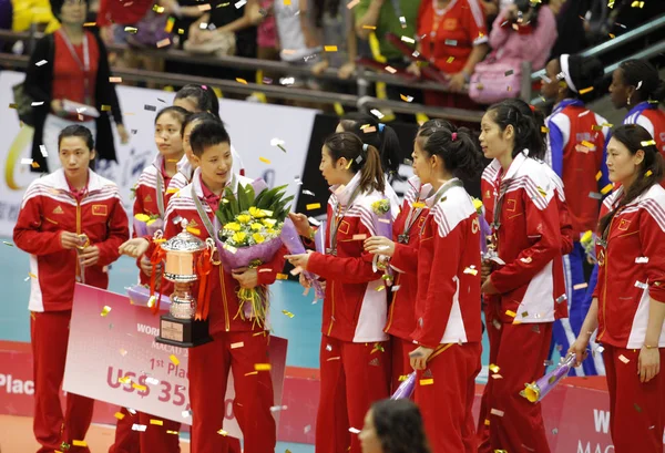 Kvindelige Kinesiske Volleyball Spillere Holder Trofæet Buketter Blomster Som Står - Stock-foto