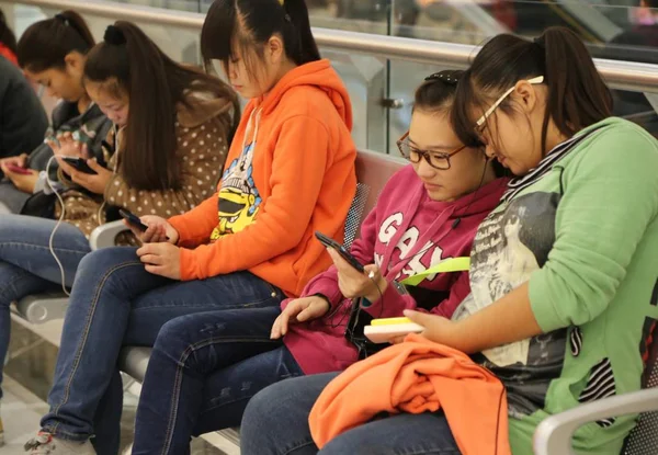 Молоді Люди Користуються Смартфонами Провінції Хучан Провінція Чінас Хенан Жовтня — стокове фото