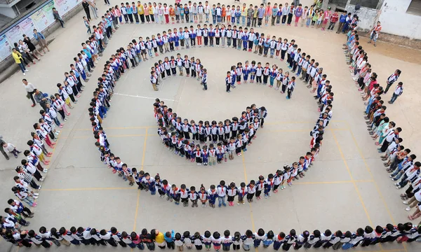 Estudantes Chineses Alinham Para Formar Rosto Sorridente Para Celebrar Próximos — Fotografia de Stock