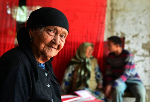 China Uighur Mujer Ali Mihan Frente 127 Años Edad Representa — Foto de Stock