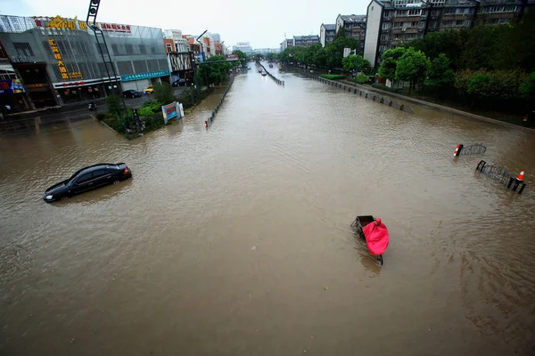 Полузатопленный Автомобиль Путешествует Затопленной Улице Вызванной Тайфуном Fitow Хучжоу Восточный — стоковое фото
