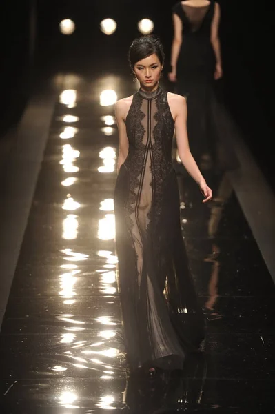 Modell Visar Skapelse Tom Dong Modevisning Kina Fashion Week Vår — Stockfoto
