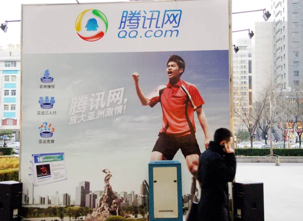 File Homem Chinês Passa Por Anúncio Com Pequim China Dezembro — Fotografia de Stock