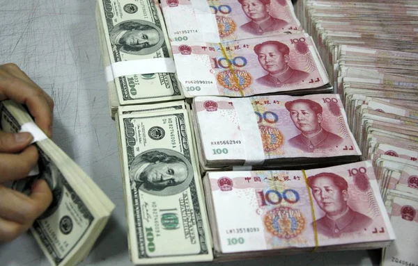 中国書記官はドルおよび Rmb Renminbi 2013 日中央中国安徽省淮北市の銀行で紙幣私たちに数をカウントします — ストック写真