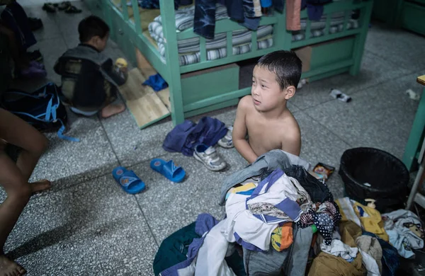 Een Jonge Jongen Zoekt Zijn Speelgoed Zijn Zakken Slaapzaal Een — Stockfoto