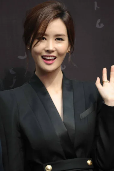 Południowokoreańska Aktorka Lee Hae Fale Podczas Ceremonii Otwarcia Włoskiej Mody — Zdjęcie stockowe