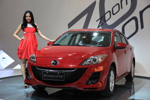 Modelo Posa Por Mazda Importado Durante Una Exposición Automóviles Qingdao — Foto de Stock