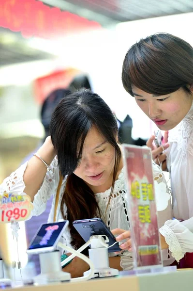 2013年9月28日 客户在中国移动位于浙江省杭州市的分公司试用4G手机 — 图库照片