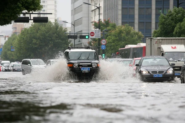 Транспортные Средства Путешествуют Затопленной Дороге После Сильных Дождей Вызванных Тайфуном — стоковое фото