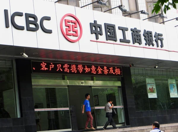 Клієнти Залишають Філію Промислового Комерційного Банку Китаю Ічан Центральна Область — стокове фото