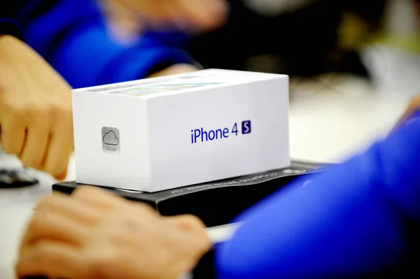 Customers Buy Iphone Smartphones Apple Authorized Store Shenyang City Northeast — Stock Photo, Image